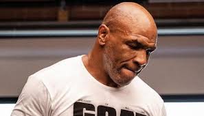 The two boxing legends hopped on the scale in los angeles with former heavyweight champion mike tyson recording 220.4. 10rh9geujloqym