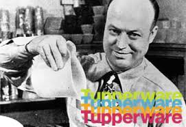 Ma ünnepeljük Earl Silas Tupper születésnapját, aki 1907. július 28-án  látta meg a napvilágot. Tupper találékonyságának és kreativitásának  köszönhetően a konyhai tárolás fogalma forradalmi változásokon ment  keresztül. Az általa alapított Tupperware márka