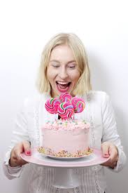 Vor allem an festtagen wird des öfteren ein tolles. Rezept Uberraschungs Torte Mit Zuckerstreusel Fullung Backen