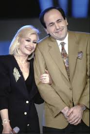 Raffaella carrà si è spenta dopo una malattia che da qualche tempo aveva attaccato quel suo corpo così minuto eppure così pieno di straripante energia. A9wrfbsc17mc8m