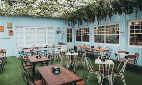 Tempat makan di medan berikut ini adalah salah rumah makan yang cukup unik, unik disini karena menyajikan menu khas sumatra utara ini dengan sentuhan ala 20. 10 Cafe Baru Di Medan 2021 Tempat Nongkrong Yang Buka 24 Jam Kota Ringroad Johor Multatuli Jejakpiknik Com