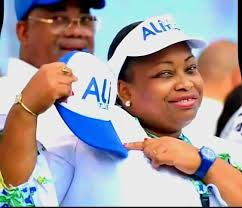 Ce matin nous saurons qui djigue réellement le game, le père de la chose ou  l'ancienne chanteuse.