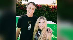 Avril lavigne débarque sur tiktok, avec tony hawk. Gjspwbudbpzzlm