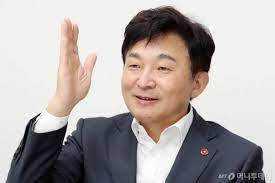 제주도지사 선거와 관련, 연일 대변인 논평을 통해 서로간 공세를 이어가고 있는 가운데 5일에도 어김없이 상대 후보를 공격하는데 고삐를 늦추지 않고 있다.더불어민주당 문대림 후보의 홍진혁 대변인은 5일 원희룡 후보의 가족납골묘 관련, 논평을 내고 서귀포시 색달동에 불법으로 무단 조성된. æ–‡ ìž…ì–'ì·¨ì†Œ ë°œì–¸ì— ì›í¬ë£¡ ì œ ì •ì‹ ì´ëƒ ìž…ì–'ê°€ì¡±ì— ì‚¬ê³¼í•˜ë¼ ë„¤ì´íŠ¸ ë‰´ìŠ¤