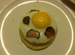 L'uovo in camicia accoglie perfettamente tutto il profumo del tartufo e la sua consistenza cremosa, insieme alla fonduta tiepida sottostante. Polenta Con Farina Gialla Principato Di Lucedio Uova E Affettato Di Tartufo Nero Savini Tartufi