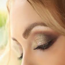 În noul an se optează pentru produsele cu tentă sidefată, cu efect de glowy și care sunt perfecte și pentru seara de crăciun sau revelion. Tutorial De Makeup Machiaj De SearÄ In NuanÈe De Maro Auriu Andreea Ibacka
