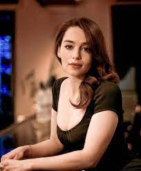 You're both beautiful, even just a hug.. Emilia Clarke Is So Beautiful 9gag
