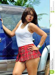 La Jeune Femme Utilisant La Mini Jupe Ouvre La Portiere De Voiture Image Stock Image Du Trappe Femelle 59721961