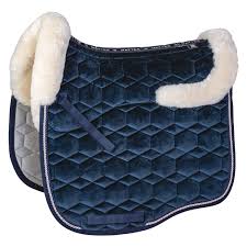 Special design and shaping make the mattes hunter pad a perfect fit for a close contact saddle. Mattes Schabracke Eurofit Samt Schabracken Loesdau Passion Pferdesport
