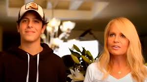 En 2003 nació máximo, su único hijo, tras lo cual su relación se distanció, separándose finalmente en 2007. Cecilia Bolocco Conto Como Vivio La Recuperacion De Su Hijo Maximo Tras Un Tumor Cerebral Lo Mas Probable Era Que Tuviera Graves Secuelas Infobae