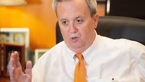 Shoar faces media amidst financial scandal