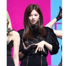 티셔츠는 조이리치, 오버롤은 에이치앤엠 × 코첼라. íŠ¸ì™€ì´ìŠ¤ ì¸¡ ì •ì—° ê±´ê°• ë¬¸ì œë¡œ ì•‰ì•„ì„œ ì½˜ì„œíŠ¸ ì§„í–‰ ê³µì‹