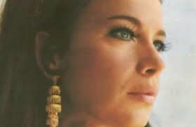 Είμαι περήφανος μπαμπάς γιατί η μικρή είναι καλή και εγώ με αυτά χαίρομαι. D7p0 Zo3iyzb M