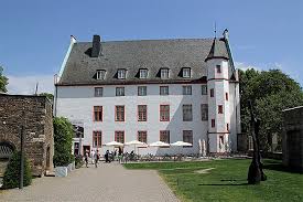 They were built between 1928 and 1930 in the bauhaus style. Ludwig Museum Koblenz