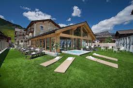 Hotel bivio is in livigno's central pedestrian area, 330 yards from the mottolino cable car. Hotel Bivio In Livigno Italien Mountvacation De