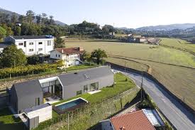 Vídeo ▶ ginásio clube de santo tirso inaugura balneários inclusivos e cobertura dos courts de ténis. House In Santo Tirso Hous3 Archdaily