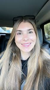 Colleen Halloran's Instagram, Twitter & Facebook