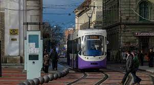 Un bărbat a fost reţinut pentru 24 de ore, după ce a fost prins în flagrant în timp ce tranzacţiona 5.000 de bilete false de călătorie pentru transportul în comun din timişoara. Program Prelungit La Timisoara Pentru Mijloacele De Transport In Comun Cum Se CirculÄ In Noaptea De