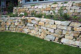 Kleinergarten 12 Gartengestaltung Mit Naturstein Mauern Garten Gestaltung Gartengestaltun In 2020 Gartengestaltung Natursteine Garten Kleiner Hof Garten