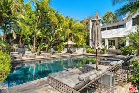 Pour preuve, une pièce a été entièrement aménagée avec du matériel médical comme le confirme un proche du chanteur au jdd. Laeticia Hallyday Vend Sa Villa De Los Angeles Pour 15 Millions D Euros Figaro Immobilier
