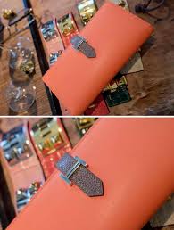 Hermes 愛馬仕 Bean H扣錢夾 19cm Ck93橙色 Orange 抽帶拼咖啡色蜥蜴手工神級現貨 如果你也是一個念舊的人 那麼不用選了 就是橙色了 橙色就好像天空下的雨 我們看到的 永遠只是一小部分 也不知道這場雨停下的時候 下了多 Hand Stitching Bags Hermes