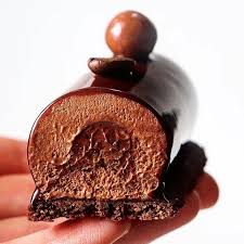 Avec Gallymini Patisse C H R I S T M A S C R E A T I O N Decoupe De La Buche Chococcino Sable Cacao Fleur D Yummy Food Chocolate My Recipes