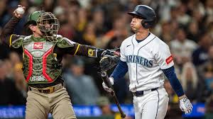 Beloved former Red Sox veteran looks utterly lost at the plate with Mariners