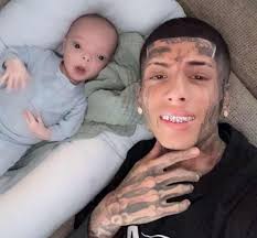 Island Boy FlyySoulja poses with his son 👶👀