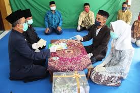 Maybe you would like to learn more about one of these? Akad Nikah Sejoli Di Jombang Jabat Tangan Dengan Penghulu Pakai Tali