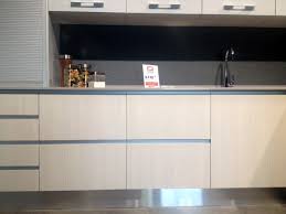 Zócalo para muebles de cocina en pvc con el frontal en aluminio en diferentes anchos. Cocinas Y Muebles De Cocina Cocinas De Exposicion En Las Tiendas Cocinas Com Blog Cocinas Com