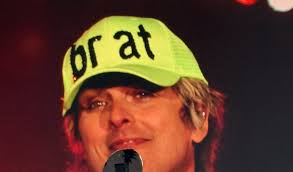 Billie Joe Armstrong, do Green Day, usa boné de “BRAT” no Coachella após  suposta indireta de Charli xcx