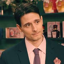 ¡Nuevo enfrentamiento entre Fina y Jacinto! Las chicas de la tienda le dan  la espalda al nuevo comercial