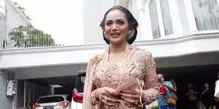 Hingga akhirnya, pasangan ini memutuskan mencari venue baru, yakni sebuah hotel di jakarta. Vzx5js6sidwim
