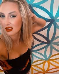 Jennifer Eaves's Instagram, Twitter & Facebook