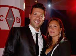 Es zeigt die ehemalige spielerfrau am. Michael Ballack Das Ist Seine Neue Millionars Familie Bunte De