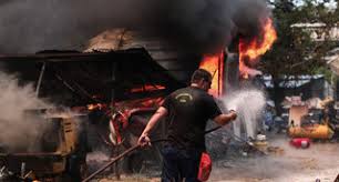 Εικόνες καταστροφής καταφτάνουν από την σταμάτα όπου μαίνεται ανεξέλεγκτη η πυρκαγιά που ξέσπασε νωρίτερα, καίγοντας αυτοκίνητα και σπίτια. Akagwraj 8logm