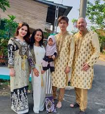 Nama niko al hakim di awal tahun 2021 memang sedang ramai dibicarakan. Terpisah Jakarta Singapura 10 Potret Stefhanie Zamora Ayah Bulenya