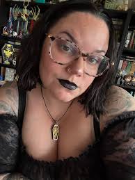 Happy Wednesday🧚 I'm new to this group , hoping to find my tribe of people  who love nature and the inbetween realm as much as I do 🙂 my name is  Heather