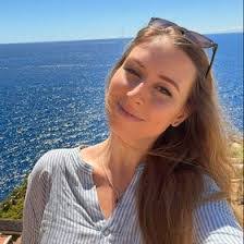 Julia Hannah's Instagram, Twitter & Facebook