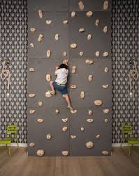 Kletterwand Kinderzimmer Selber Bauen Diy Projekt Graue Platten Griffe Kind Klettern Kletterwand Kinderzimmer Kinder Zimmer Spielzimmer Kinderzimmer