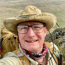 Hello You Guys! This may be my stealthiest camp so far :) Can you see it? I  found a lil ditch and fixed a lightweight tarp over a low ridgeline, before  blending