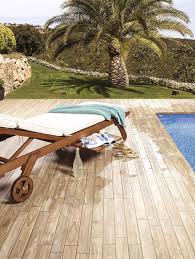 Autour D Une Piscine Optez Pour Un Sol En Ceramique Imitation Bois Ou Les Veines Et Les Nervures De Ce Materi Deco Piscine Idees De Patio Amenagement Piscine