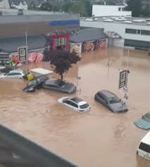 Des pluies diluviennes s'abattent sur l'ouest de l'allemagne, provoquant inondations et effondrements. 0hxsxkdv Tpb3m