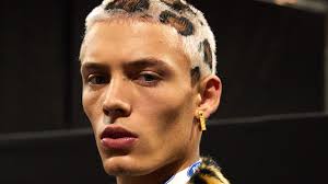 Si certains hommes entretiennent leurs cheveux très régulièrement, d'autres ne s'en préoccupent qu'une fois par an. 9 Tendances Cheveux Homme Reperees Sur Les Podiums De La Fashion Week Automne Hiver 2019 2020 Vogue Paris
