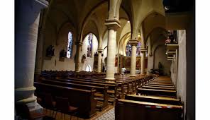 Le prêtre suspendu apparaissait dans une vidéo dans laquelle on le voyait gifler un bébé, lors d'un baptême. Enquete Video De Bebe Gifle Le Pretre S Explique