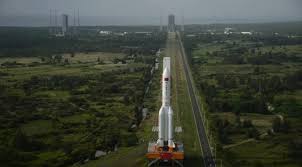 O foguete long march 11 (propelente sólido) foi lançado a partir de uma plataforma no oceano (em inglês: Foguete Chines Caira Na Terra No Proximo Sabado Em Local Desconhecido