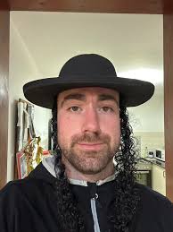 Caravan living in dati leumi communities near cities