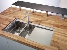 Granit arbeitsplatten sind für die küchengestaltung nicht mehr wegzudenken und es werden immer neue oberflächen entwickelt. Arbeitsplatten Material Vergleich Unterschiede Vor Und Nachteile Von Laminat Mdf Holz Stein Keramik Glas Edelstahl Kuchenfinder