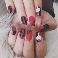 Las uñas negras 2021 también se combinan con otros colores de moda, como los colores metalizados y los tonos dorados. Elegantes Unas Unas Rojas Largas 2020 Novocom Top