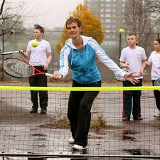 Andy murray confirms wife kim pregnant with second child. Andy Murray S Mum Spends Day Coaching School Children Daily Record